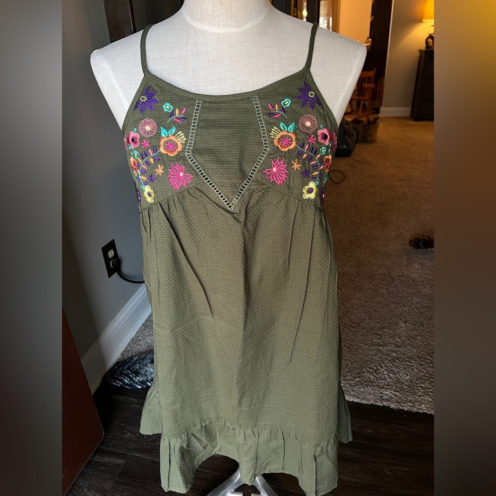 Women’s floral embroidered dress. Size Small (4/6) Children’s Place Mommy & Me